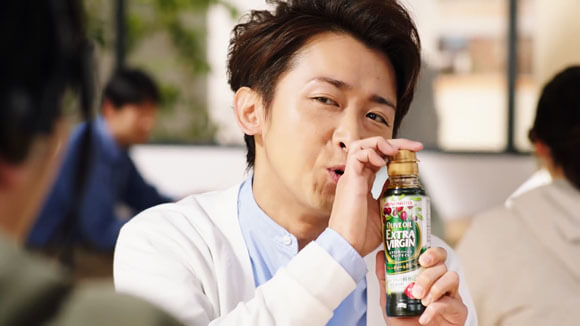 オリーブオイルのCmで大野智がチョイ塩オリーブをパンやブロッコリーやアスパラに！しかもマイオリーブオイル！